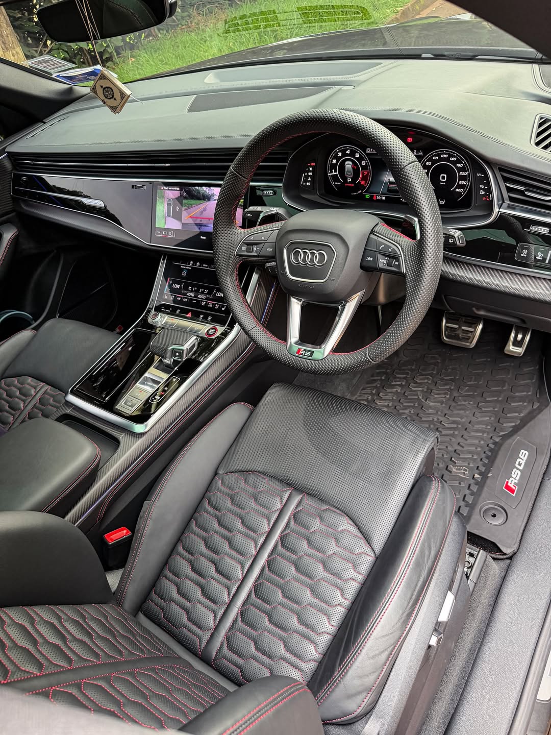 2023 Audi RS Q8 interior photo 3